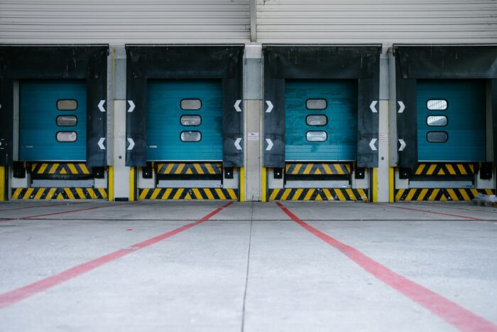 Portes de quai de chargement fermées dans un entrepôt logistique