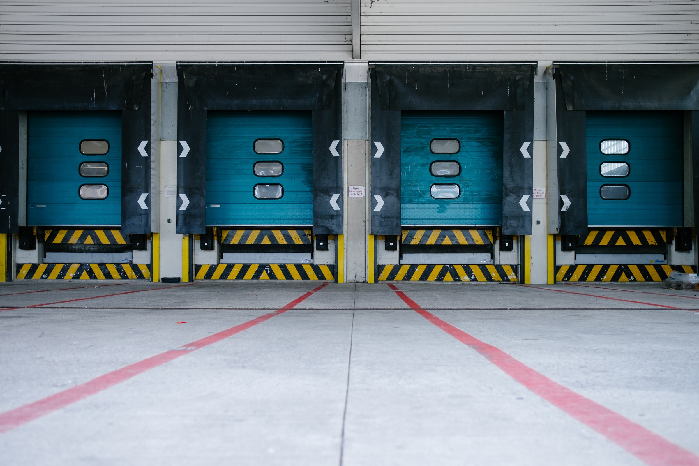 Portes de quai de chargement fermées dans un entrepôt logistique