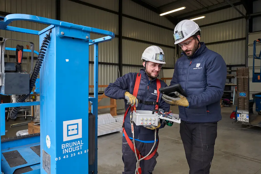 Deux techniciens dans un entrepôt