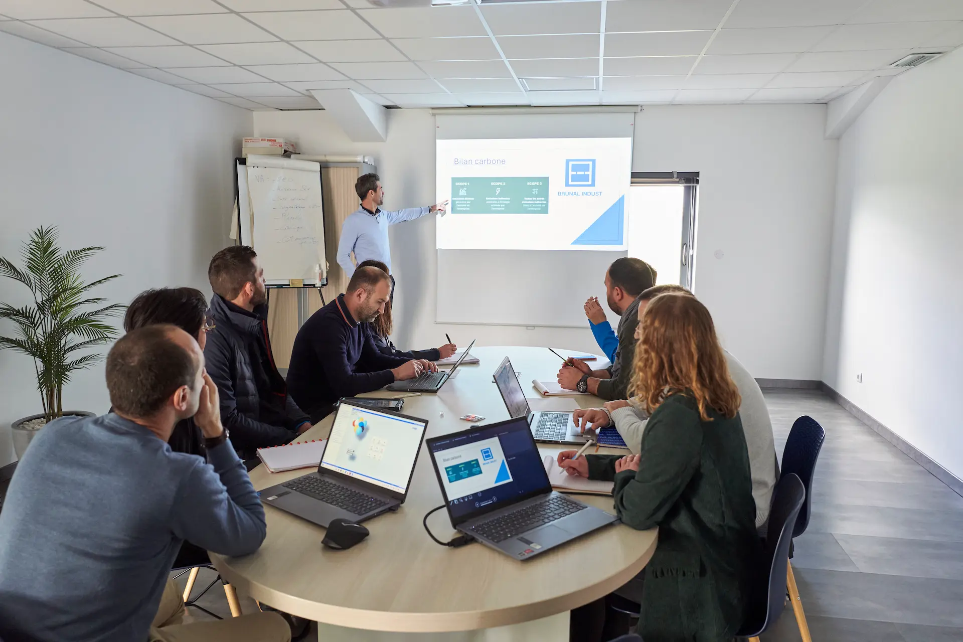 Présentation sur un tableau blanc lors d'une réunion