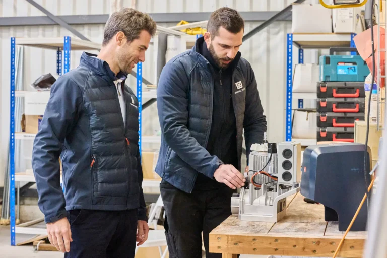 Deux technicien dans un entrepôt