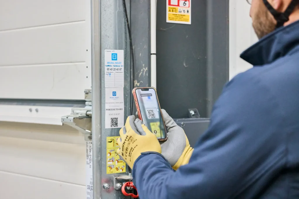Technicien de maintenance utilisant le QR Code Brunal Indust