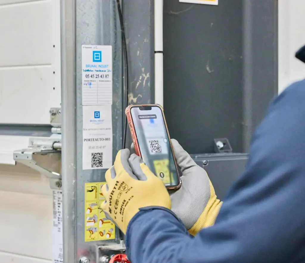 Photo de l'utilisation du QR Code par un technicien Brunal Indust