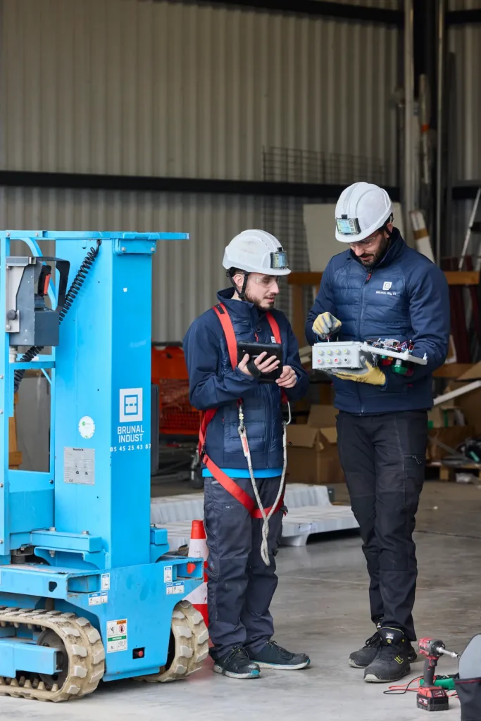 Deux techniciens dans un entrepot